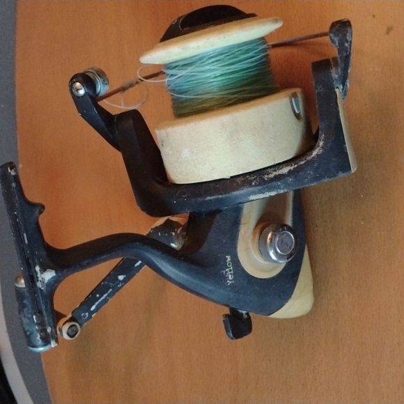 Old yellow deep sea fishing reel - Picture 1 of 3